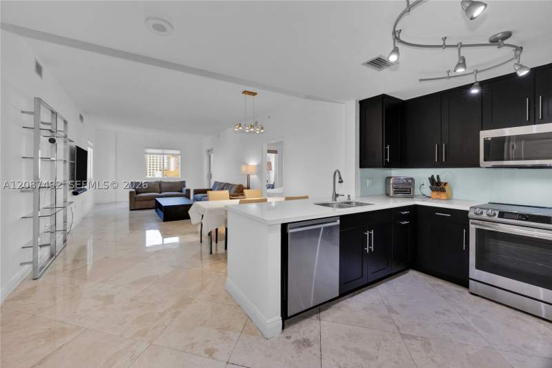 2 bedroom Condominium at 10 Aragon Ave 810, Ten Aragon Condo, Coral Gables — photo 2