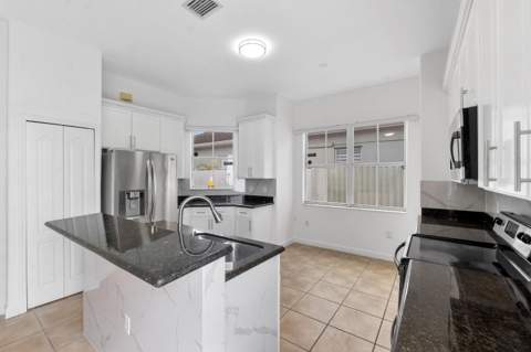 8911 NW 178th Lane, Hialeah FL - photo 10 of 29
