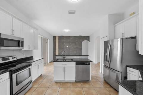 8911 NW 178th Lane, Hialeah FL - photo 11 of 29