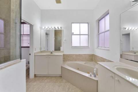 8911 NW 178th Lane, Hialeah FL - photo 16 of 29