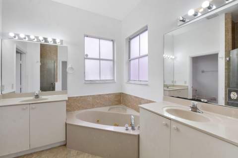 8911 NW 178th Lane, Hialeah FL - photo 17 of 29