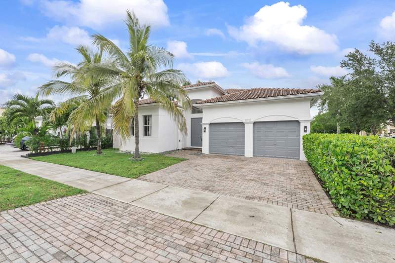 4 bedroom SingleFamilyResidence at 8911 NW 178th Lane, Century Gardens, Hialeah — photo 4