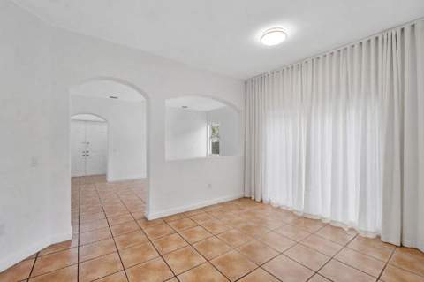 8911 NW 178th Lane, Hialeah FL - photo 7 of 29