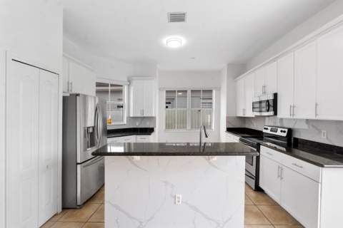 8911 NW 178th Lane, Hialeah FL - photo 9 of 29