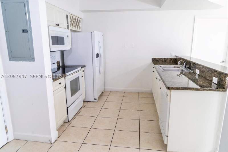 2 bedroom Condominium at 1 Glen Royal Pkwy 809, Altos De Miami Condo, Miami — photo 2