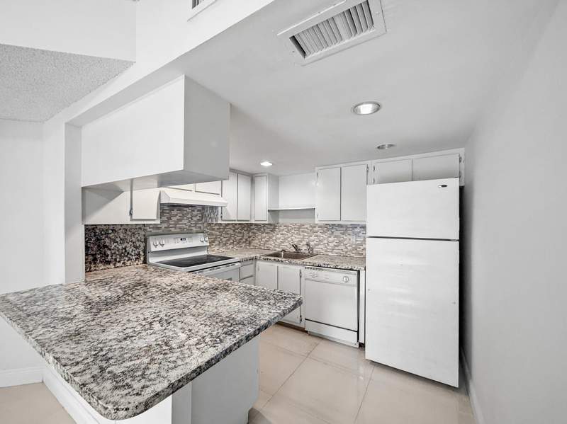 2 bedroom Condominium at 8290 Lake Drive 250, Las Vistas At Doral Condo, Doral — photo 5