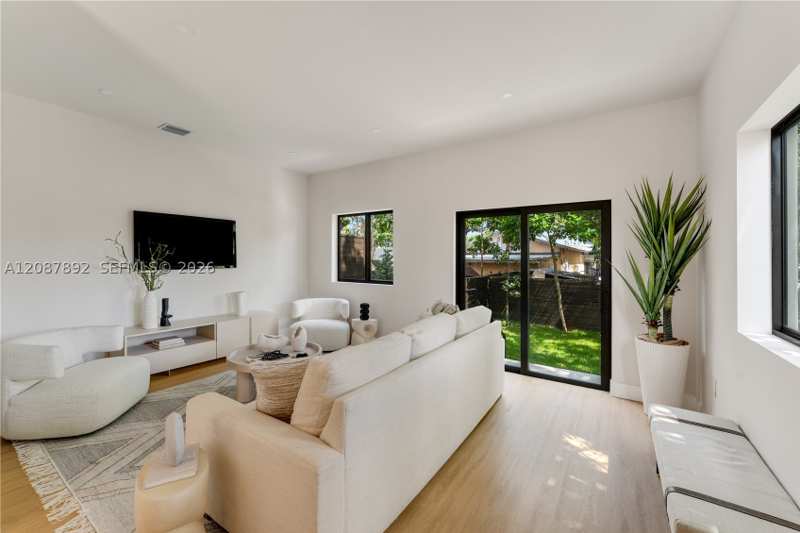 3 bedroom Townhouse at 1917 NW 17th St B, Ocoee Park, Miami — photo 1
