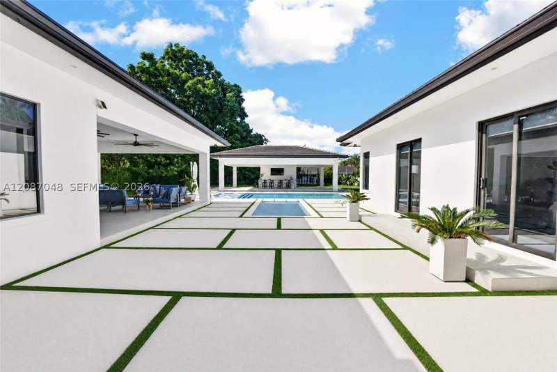 5 bedroom SingleFamilyResidence at 11681 SW 93rd St, So Miami Gdn Heights, Miami — photo 2