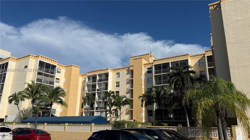 1 bedroom Condominium at 2935 NE 163rd St 2Q, Bayswater Court Condo, North Miami Beach — photo 2