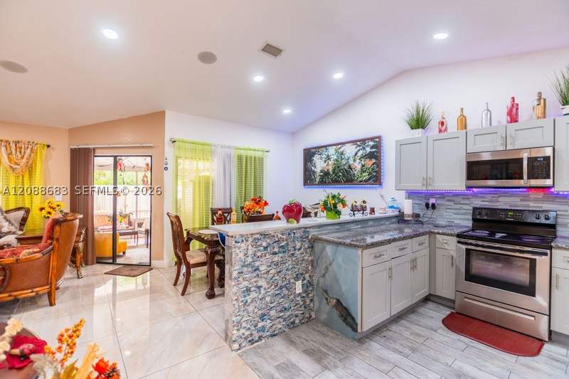 3 bedroom Townhouse at 1111 San Remo Cir, San Remo, Homestead — photo 2