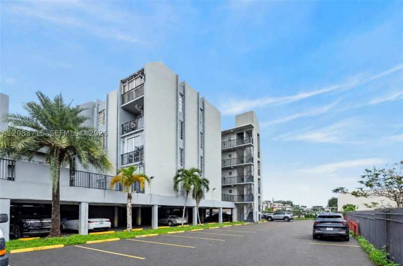 3 bedroom Condominium at 305 W 68th St 419, Gratigny Park Condo No 1, Hialeah — photo 1