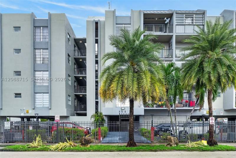 3 bedroom Condominium at 305 W 68th St 419, Gratigny Park Condo No 1, Hialeah — photo 2