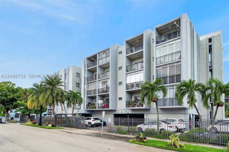 3 bedroom Condominium at 305 W 68th St 419, Gratigny Park Condo No 1, Hialeah — photo 3