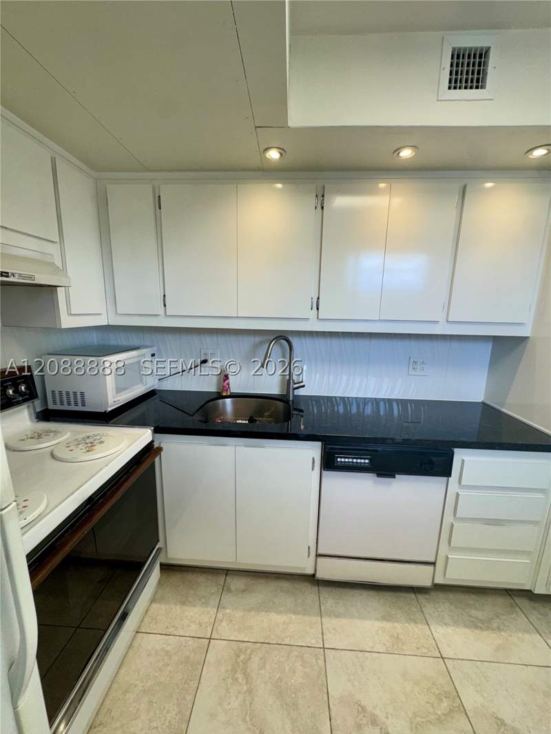 2 bedroom Condominium at 2940 NE 203rd St 213 C, Bisc Lake Gardens Condo N, Aventura — photo 2