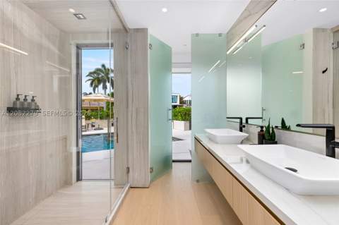 16495 NE 32nd Ave, North Miami Beach FL - photo 17 of 55