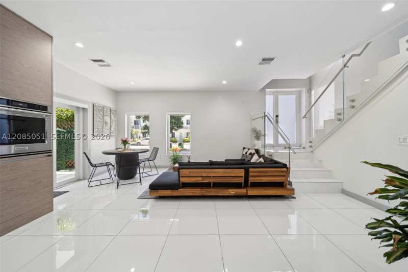 4 bedroom SingleFamilyResidence at 2615 NE 213th St, Biltmore Pk, Miami — photo 1