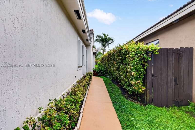 3 bedroom SingleFamilyResidence at 7557 SW 164th Ct, Continental Homes At Lago, Miami — photo 5