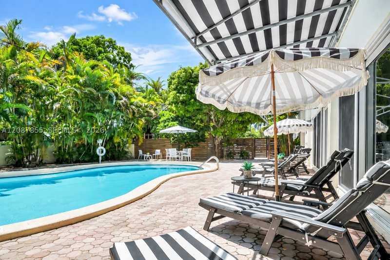 1 bedroom Condominium at 260 Sunrise Dr D, Sunrise Manor Condo, Key Biscayne — photo 1