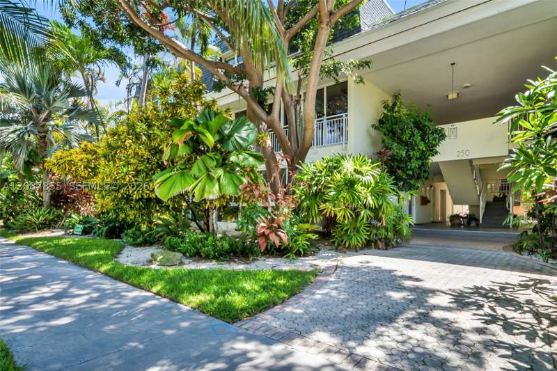 1 bedroom Condominium at 260 Sunrise Dr D, Sunrise Manor Condo, Key Biscayne — photo 2