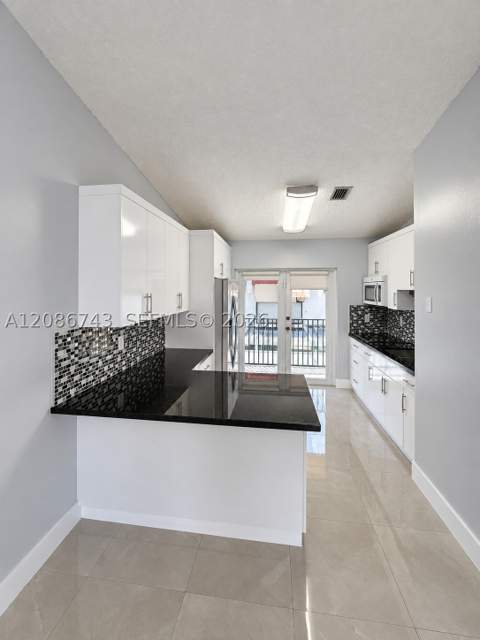 7727 W 29th Ln 202-39, Hialeah FL - photo 8 of 16