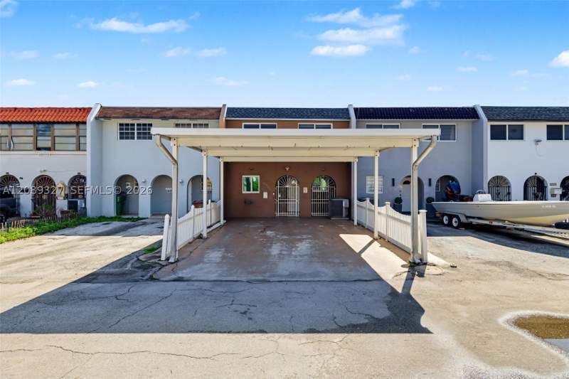3 bedroom Townhouse at 6905 W 2nd Way, 2nd Addn To Palm Springs, Hialeah — photo 4