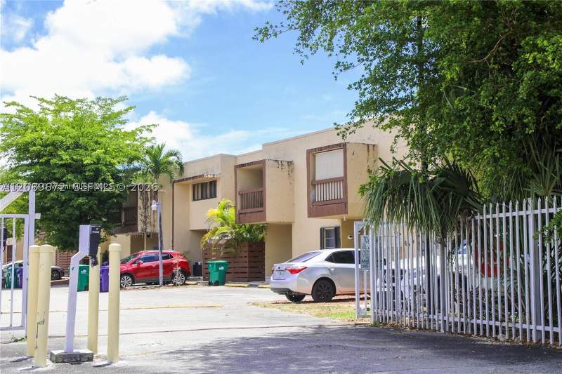 2 bedroom Condominium at 6335 SW 138th Ct 6335-1, Kendale Woods North Condo, Miami — photo 2