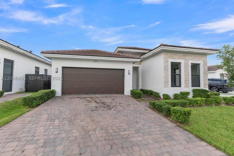 4 bedroom SingleFamilyResidence at 19447 SW 124th Ct, South Miami Lakes, Miami — photo 1