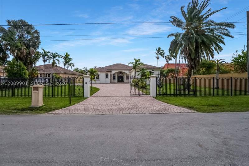 7 bedroom SingleFamilyResidence at 4025 SW 128th Ave, J G Heads Farms Unit A, Miami — photo 5