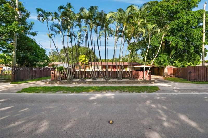 5 bedroom SingleFamilyResidence at 15425 N Miami Ave, Bisc Gardens Sec A, Miami — photo 3