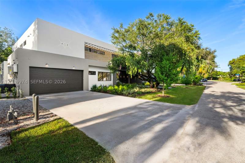 6 bedroom SingleFamilyResidence at 5921 SW 84th St, Sea View Park-Amended, South Miami — photo 3