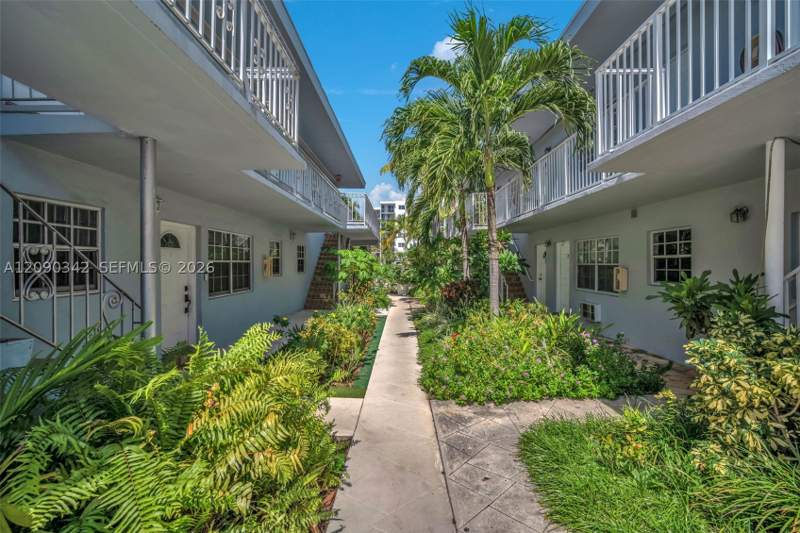 1 bedroom Condominium at 8010 Tatum Waterway Dr 5, Creek Club Condo No 2 Inc, Miami Beach — photo 4
