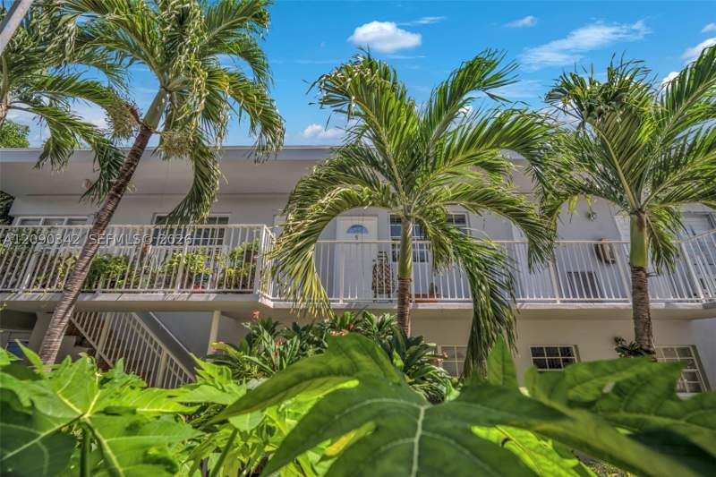 1 bedroom Condominium at 8010 Tatum Waterway Dr 5, Creek Club Condo No 2 Inc, Miami Beach — photo 5
