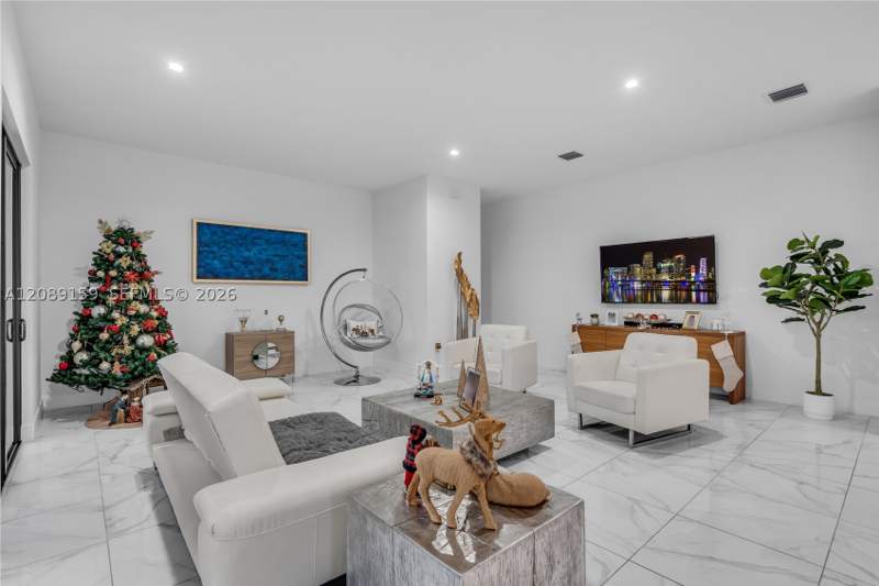 4 bedroom SingleFamilyResidence at 4363 NW 81st Ave, Canarias East, Doral — photo 3