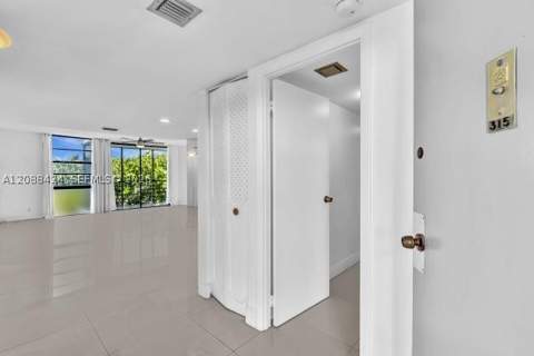 20400 W Country Club Dr 315, Aventura FL - photo 7 of 31
