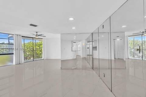 20400 W Country Club Dr 315, Aventura FL - photo 9 of 31