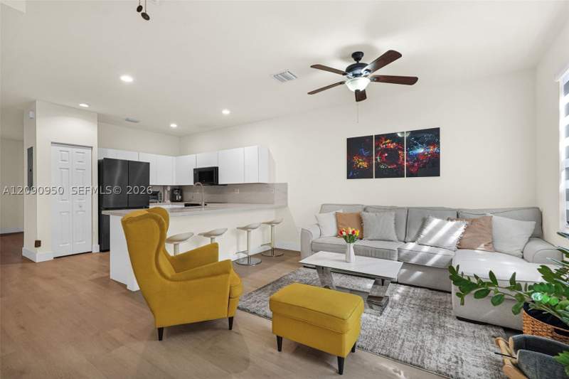2 bedroom Townhouse at 9255 W 33rd Ln 9255, Bonterra, Hialeah — photo 2