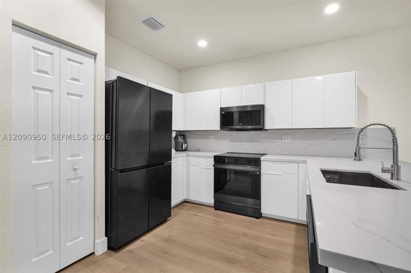 2 bedroom Townhouse at 9255 W 33rd Ln 9255, Bonterra, Hialeah — photo 5