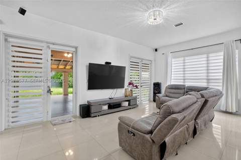 241 NE 33rd Ter, Homestead FL - photo 15 of 43