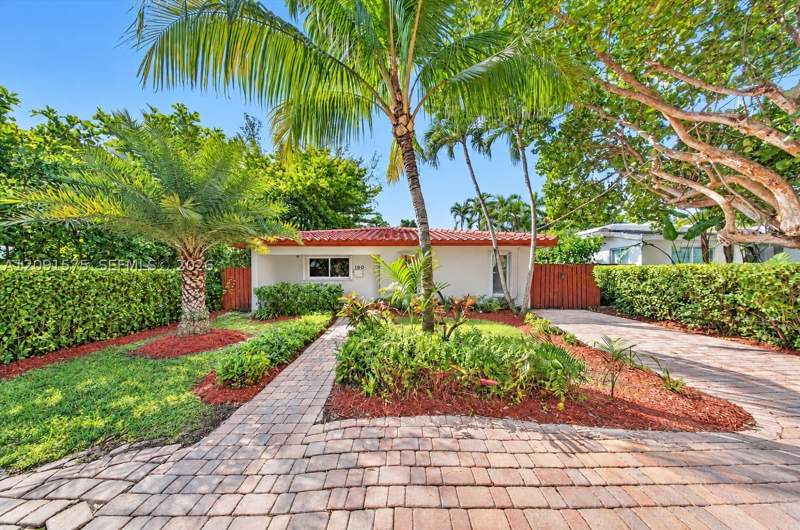 3 bedroom SingleFamilyResidence at 160 NE 86th St, El Jardin, El Portal — photo 2