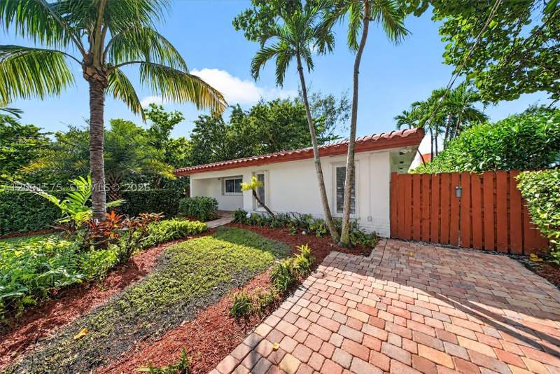 3 bedroom SingleFamilyResidence at 160 NE 86th St, El Jardin, El Portal — photo 3