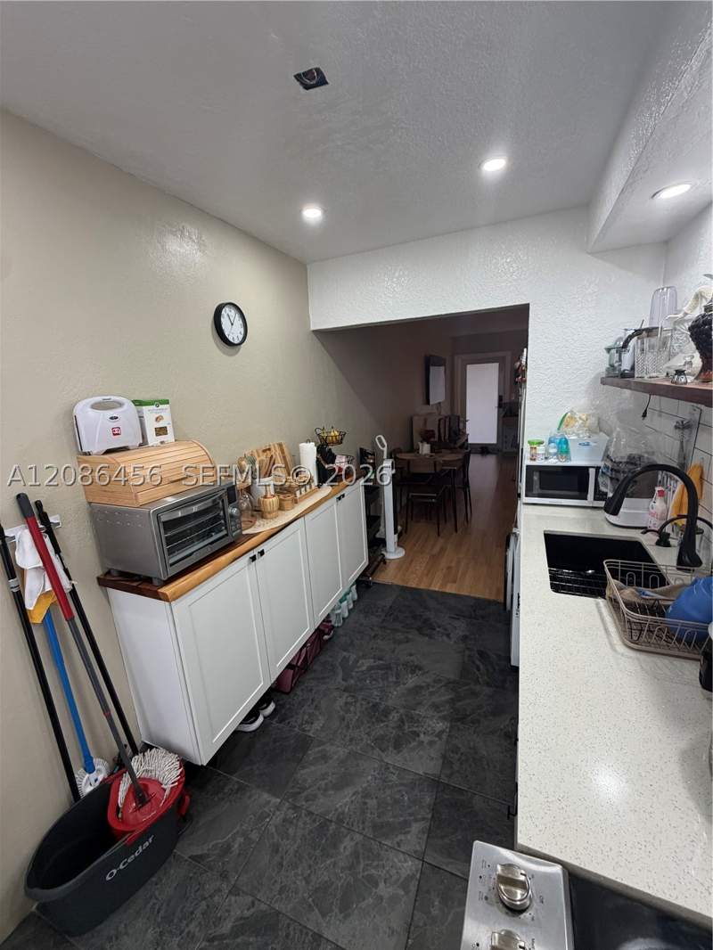 1 bedroom Condominium at 3570 SW 9th Ter 9B, Coral Gardens Condo Bldg, Miami — photo 4