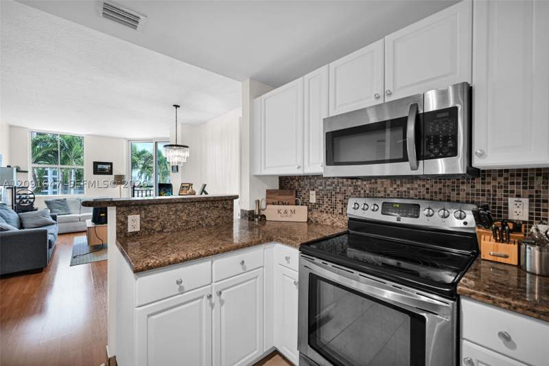 2 bedroom Condominium at 357 Almeria Ave 606, Gables Park Tower, Coral Gables — photo 4