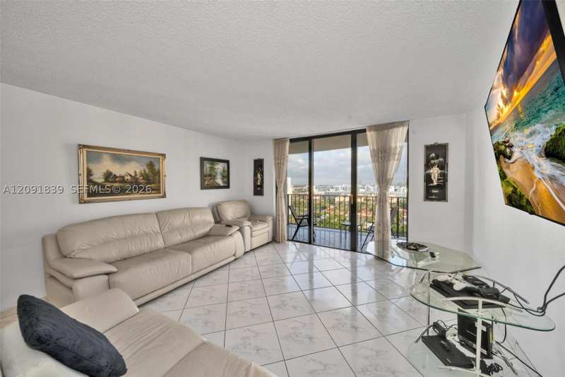 1 bedroom Condominium at 18151 NE 31st Ct 2008, The Clipper At Bisc Cove, Aventura — photo 1