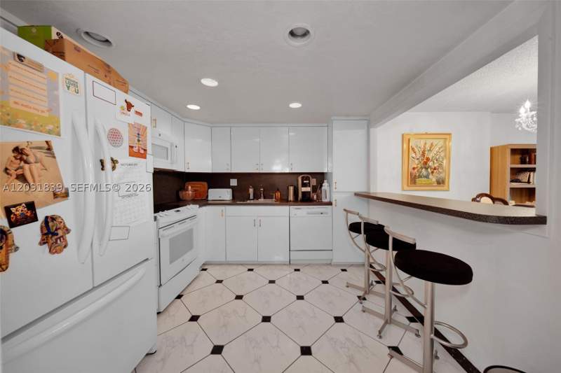 1 bedroom Condominium at 18151 NE 31st Ct 2008, The Clipper At Bisc Cove, Aventura — photo 2