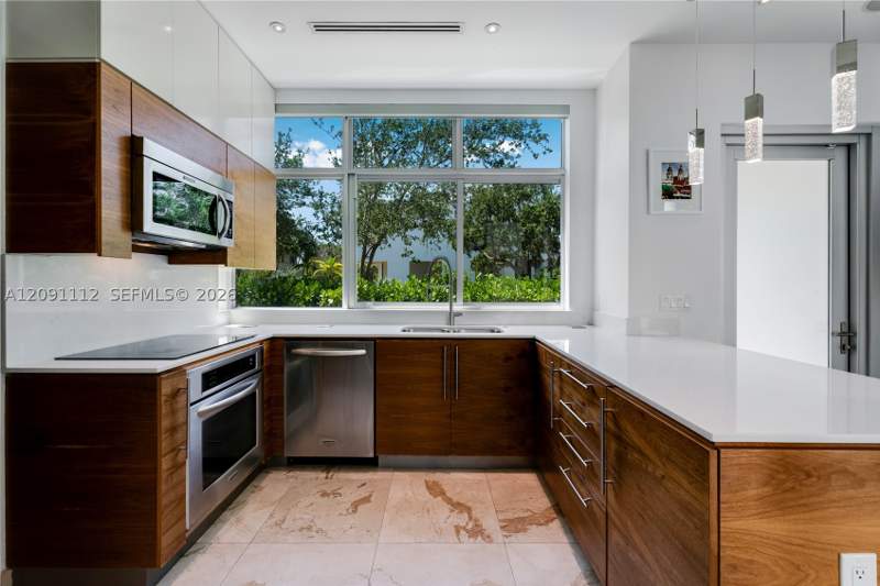 4 bedroom Townhouse at 548 Fernwood Rd 548, 544-548 Fernwood Condo, Key Biscayne — photo 2