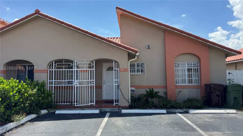 2 bedroom Villa at 2345 W 69th St 2345-B, West Palm Gardens Villas, Hialeah — photo 1