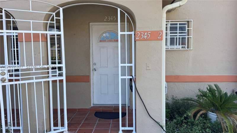2 bedroom Villa at 2345 W 69th St 2345-B, West Palm Gardens Villas, Hialeah — photo 3