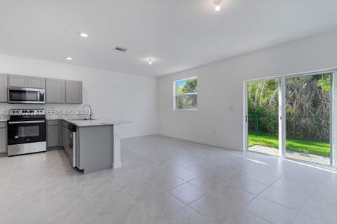 934 SE 19th St, Homestead FL - photo 14 of 33