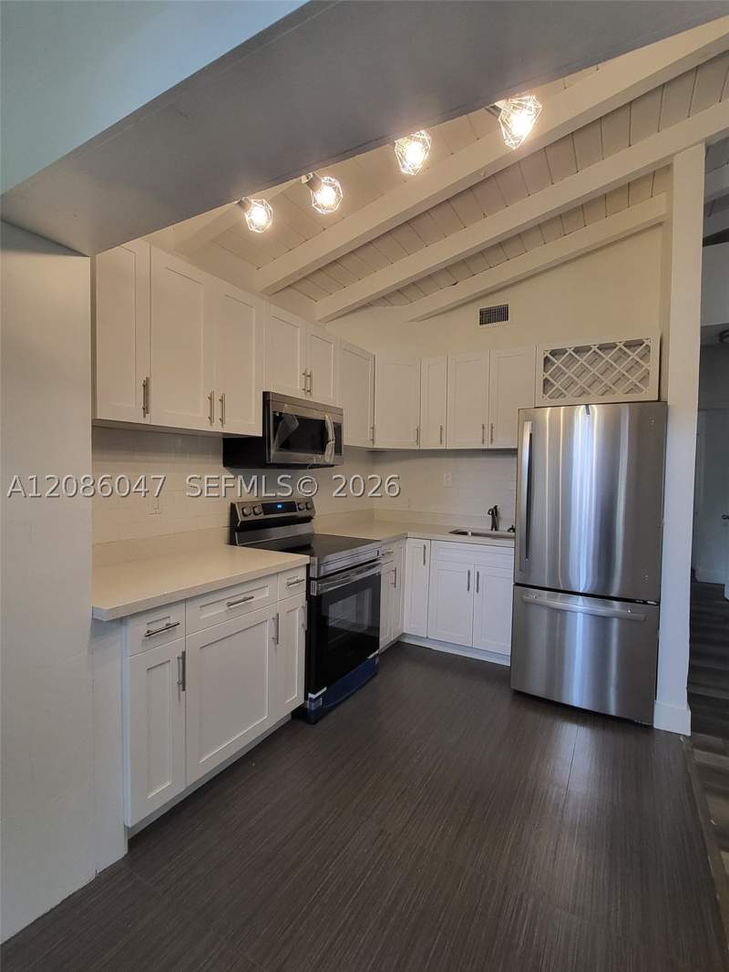 2 bedroom SingleFamilyResidence at 4431 SW 10th St, Trail Park, Miami — photo 3