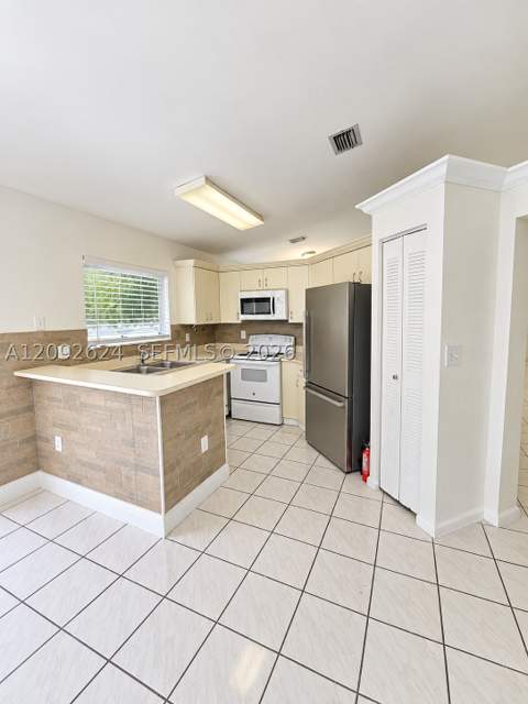 14440 SW 145th Pl, Miami FL - photo 8 of 17